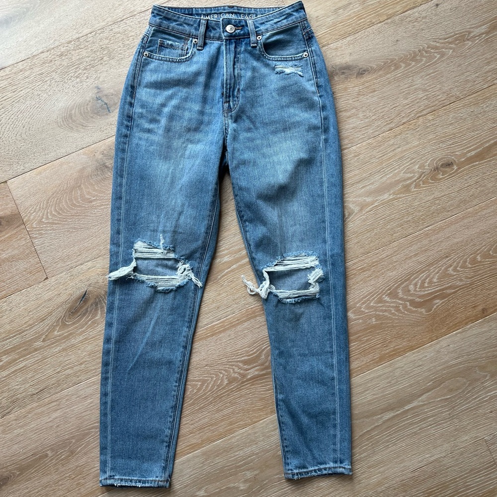 American Eagle ripped mom jeans 000 short/ color cool classic
